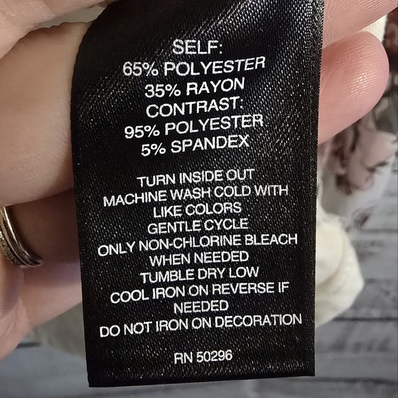 Signature Studio Floral Cream Color Womans Longsleeve Blouse Size Small - Picture 6 of 6